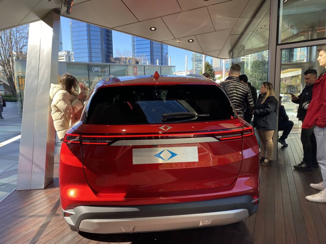 Adriana Lima, TOGG tişörtü giydi, sosyal medya yıkıldı! Görenler şaştı kaldı 8